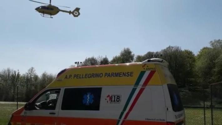 Trattore si ribalta a Pellegrino, ferita in modo grave una donna, ricoverata con l'elisoccorso al Maggiore