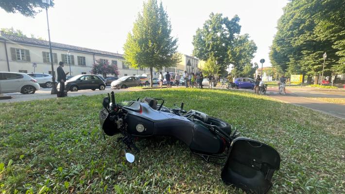 Si schianta con la moto contro un'auto. Muore un ragazzo di 22 anni