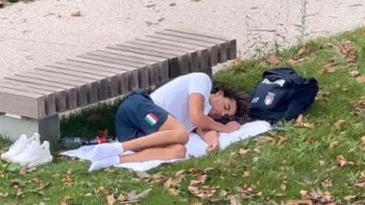 Virale video Ceccon che dorme sul prato, Fin «solo siesta»