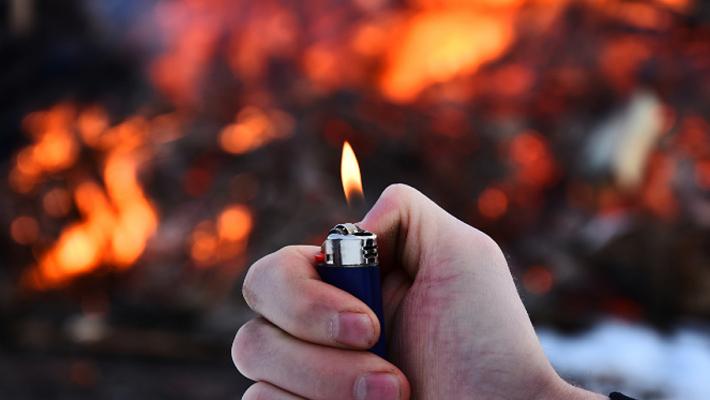 Appicca incendio vicino al bosco, arrestata piromane di 68 anni