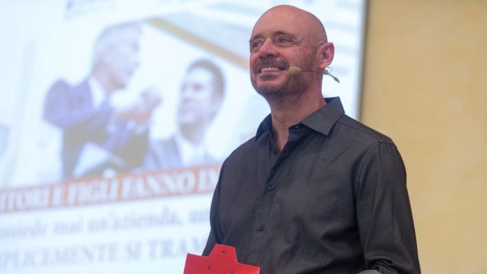 Leonardo Manera, «Homo modernus» a Compiano: «Che ansia la vita tecnologica»