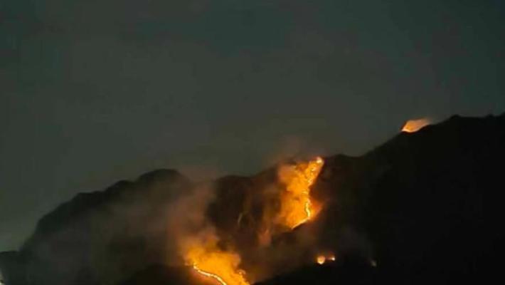 Incendio sulle Alpi Apuane: Canadair in azione, turisti evacuati 