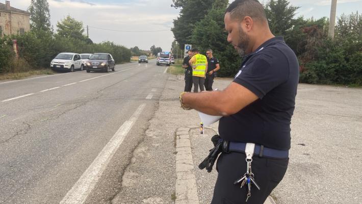 Via Cremonese: dopo lo scontro con una moto si allontana, è caccia all'auto pirata. Due feriti