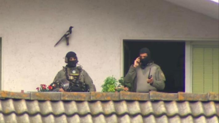 Donna uccisa a San Candido: le teste di cuoio fanno irruzione nell'appartamento 