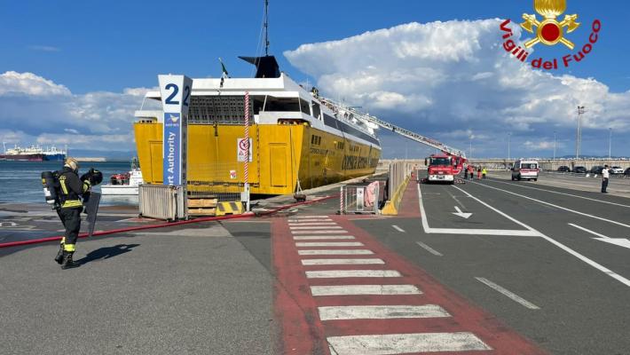 Principio di incendio sul traghetto per Piombino, in corso l'evacuazione 