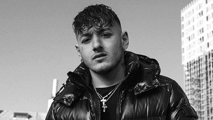 Citazione diretta a giudizio per il rapper Paky che in un concerto aveva insultato i carabinieri