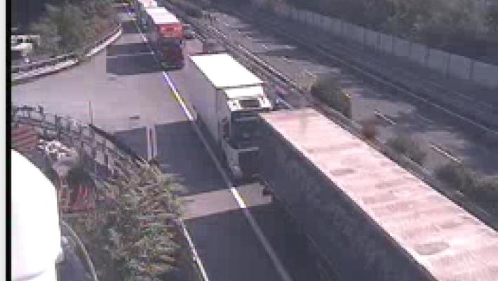 Camion perde un carico di detersivi in autostrada: traffico in tilt sull'A10 fra Genova e Savona verso Ventimiglia 