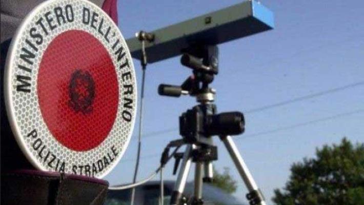 L'A15 nei pressi di Parma come una pista di Formula 1: immortalato a 212 km/h finisce nei (maxi) guai