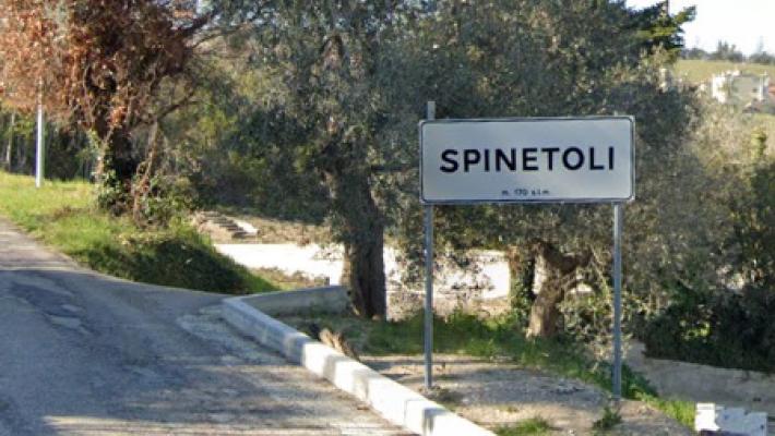 Bambino di tre anni cade in un canale irriguo, condizioni disperate