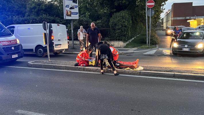 Paura per un ciclista travolto da un'auto: code in via Emilia Est