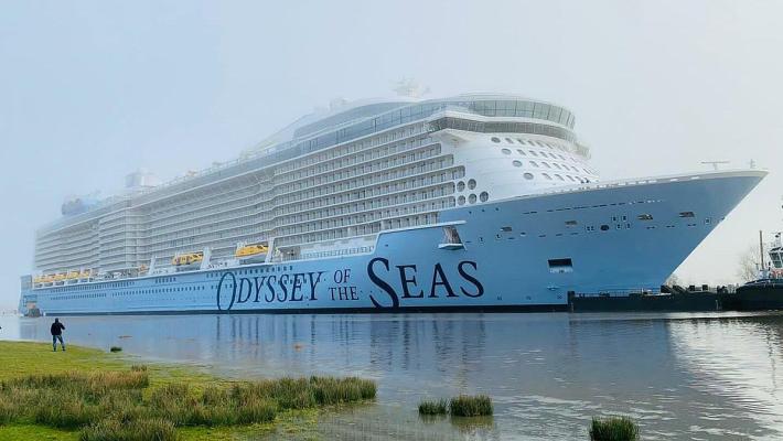 Nave da crociera intorno al mondo è ferma da 3 mesi a Belfast
