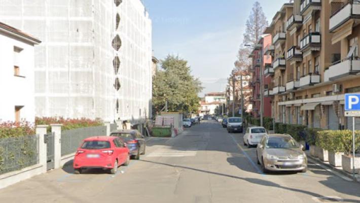 Scontro auto scooter in via Sassari, ferito un postino