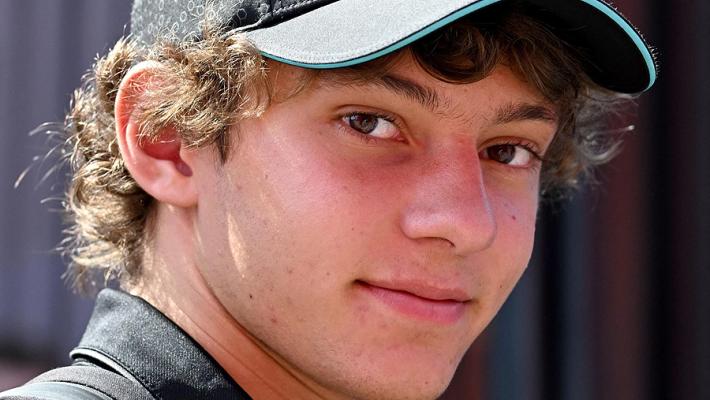 Kimi Antonelli pilota ufficiale della Mercedes 2025 al posto di Lewis Hamilton