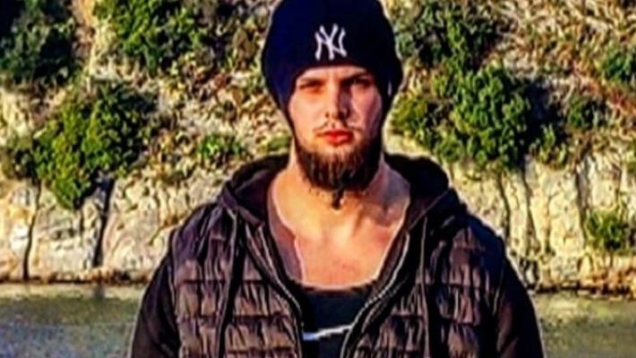Insegue due ladri, li blocca e li fa denunciare
