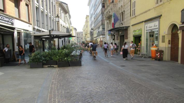 Quella «passerella» per gli autobus in via Cavour: realizzata nel 1986, mai percorsa dai mezzi pubblici, oggi c’è ancora