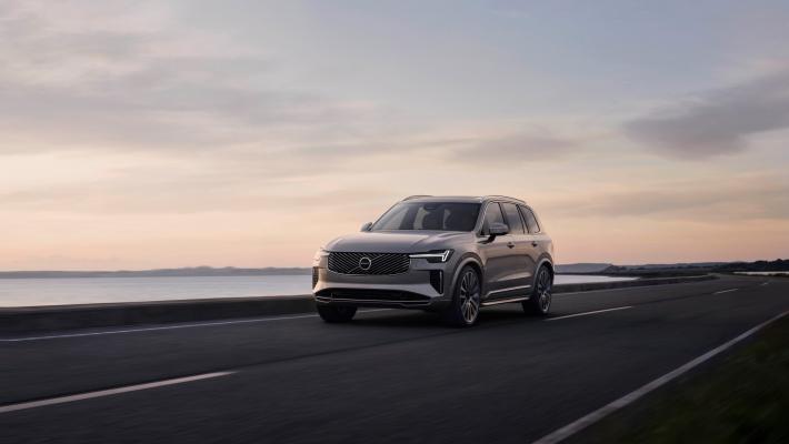 EX90 o XC90? Volvo risolve il dilemma dell'ammiraglia