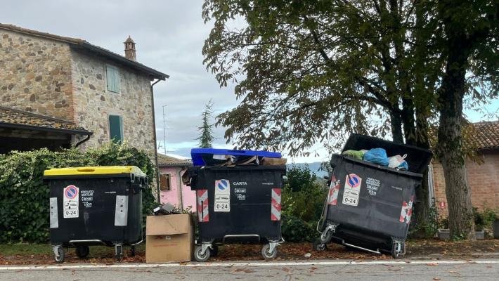 Strognano: cassonetti strapieni da almeno una settimana