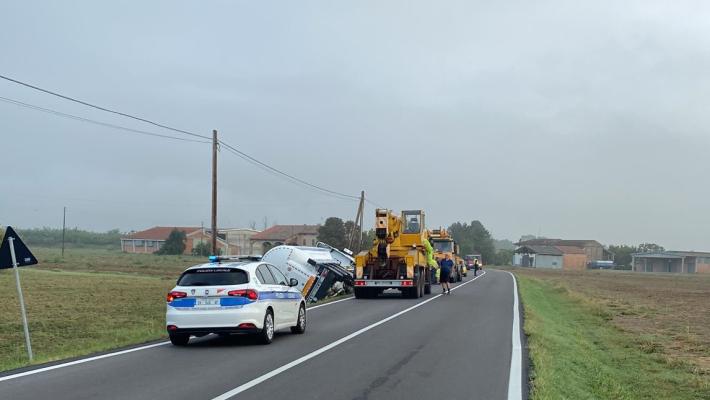 Autocisterna fuori strada a Paroletta: Sp11 chiusa per il recupero del veicolo 