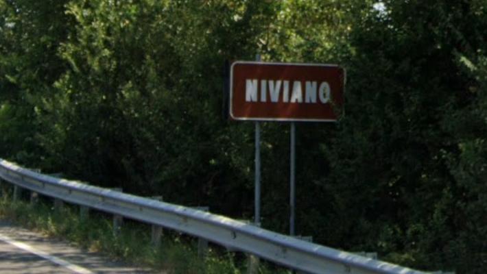 Aggredisce con un'accetta gli amici a cena  a casa sua nel Piacentino