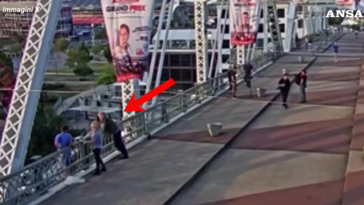 Jon Bon Jovi salva una donna che voleva gettarsi da un ponte
