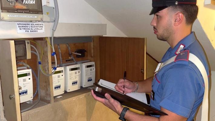 Bussetana riceve una bolletta "troppo" alta e scopre che il vicino si era allacciato al suo contatore: 60enne denunciato dai carabinieri
