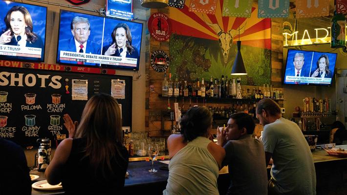 Trump e Harris sono alla pari: la corsa continua