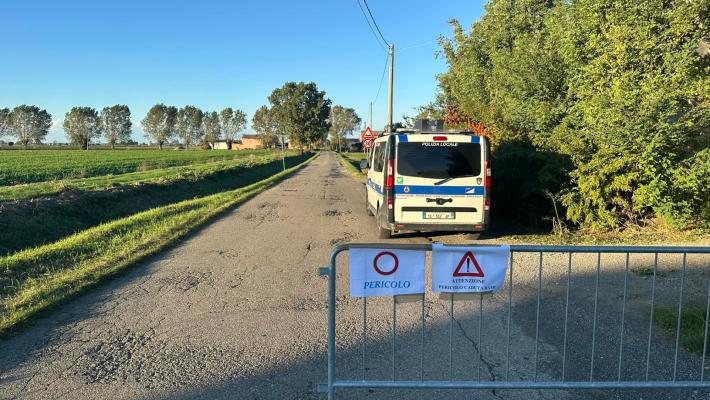 Strada chiusa a Roncole Verdi a causa del vento forte