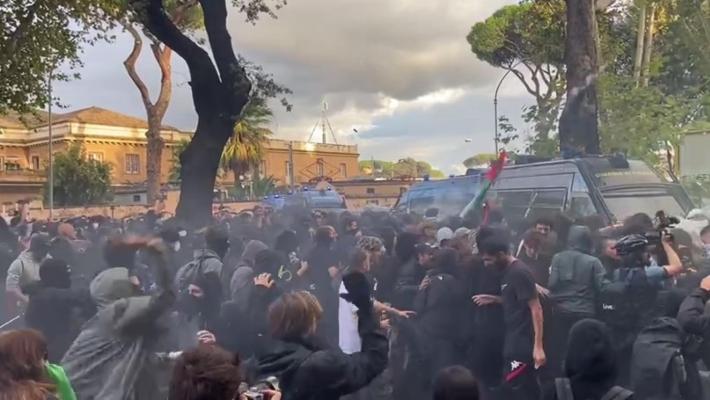 Lancio bottiglie e bombe carta contro agenti 