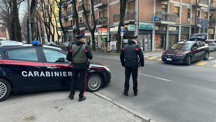 Con un taser in mano rincorre il presunto ladro del suo monopattino: denunciato dai carabinieri