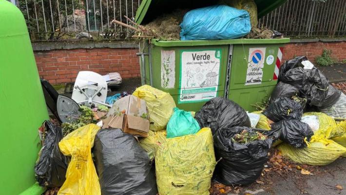 Oggi, cartoline (di rifiuti selvaggi) da via Firenze