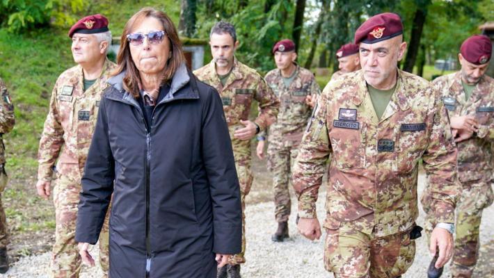 I vertici dell'Esercito a Fornovo  con la «Folgore» 