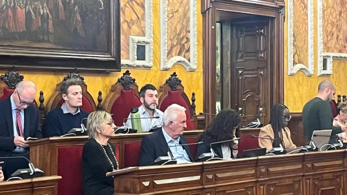 Consiglio comunale, Salzano seduto tra i banchi della maggioranza dopo la cacciata da parte di Effetto Parma