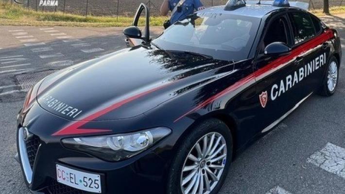 Ubriaco alla Fiera di San Donnino, prima disturba i passanti, poi aggredisce i carabinieri intervenuti. Denunciato a piede libero