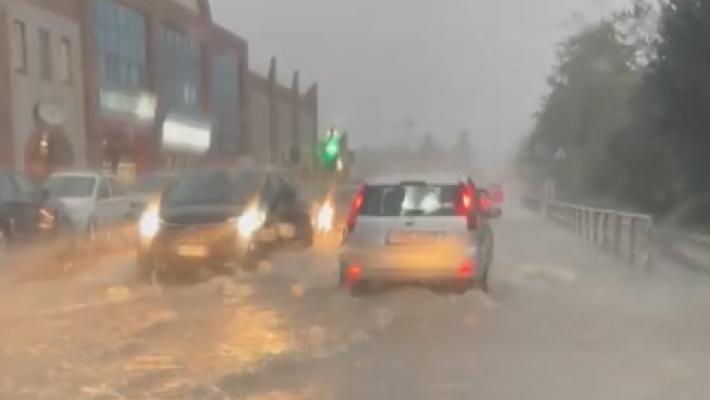 Maltempo, salgono i livelli dei corsi d'acqua in provincia: allerta notturna per Baganza e Parma. Segnalazioni di allagamenti (Video). Attivata la sala operativa della protezione civile (sacchetti all