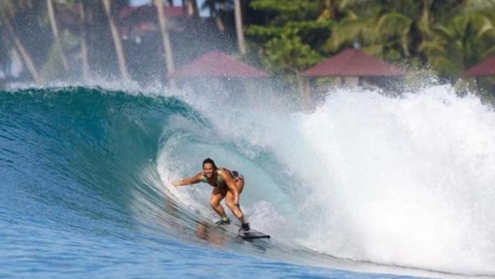 Giulia Manfrini, surfista e influencer 36enne morta in Indonesia  ferita da un pesce spada 