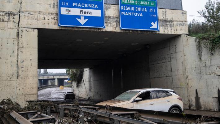 Tangenziale ovest, ci sono ancora auto bloccate nel sottopasso: tratto chiuso