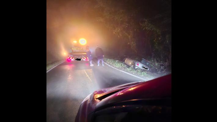 Auto fuori strada in serata a Badia Cavana, illeso l'autista