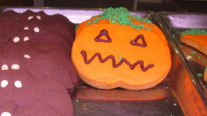 Riecco le variopinte ossa di pastafrolla per il 2 novembre. E c’è anche Halloween