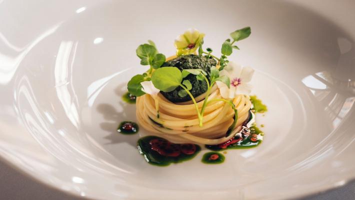 Spaghetti, cavolo nero, aglio orsino e trota 