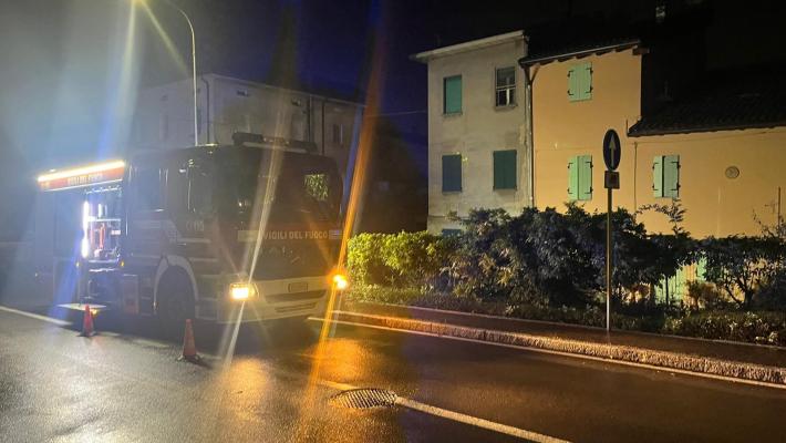 Pauroso incendio a Coenzo in serata: a fuoco un appartamento