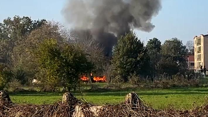 Incendio in un deposito: paura in via Cuffra, tre squadre dei vigili del fuoco sul posto