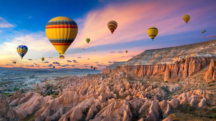 In Cappadocia, tra chiese rupestri e colline da sorvolare all'alba
