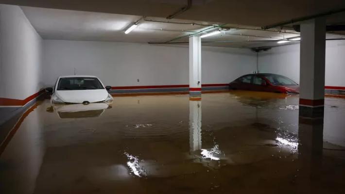 Alluvione a Valencia sub nel parcheggio del centro commerciale choccati: «Là sotto è un cimitero»