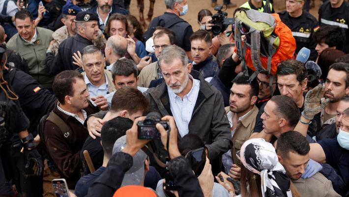 Re Felipe contestato sui luoghi delle alluvioni. Ma i  reali non sospendono la visita, attesi a Chiva 
