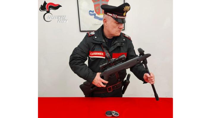 Sorpreso in via Po con una carabina ad aria compressa: denunciato 40enne straniero