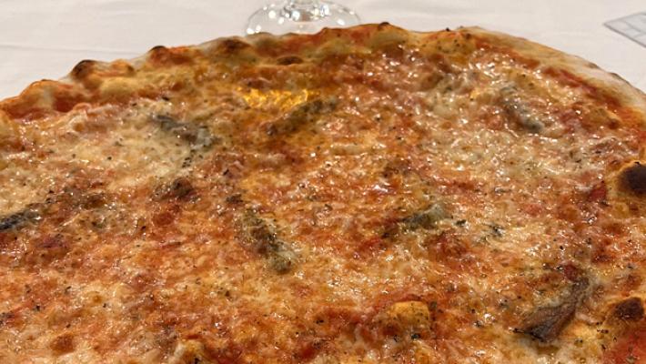 La Certosa, atmosfera di casa mangiando la pizza che scrocchia