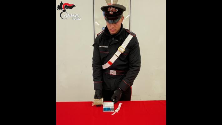 A casa nascondeva un panetto di hashish da 100 grammi e un bilancino di precisione: arrestato 24enne