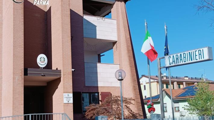 Danneggia e deruba due distributori di merendine in un'azienda di Collecchio: denunciato un 52enne