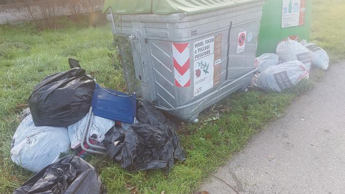 Rifiuti abbandonati in strada Burla