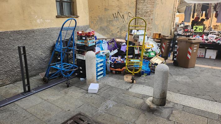Immondizia in piazza Ghiaia